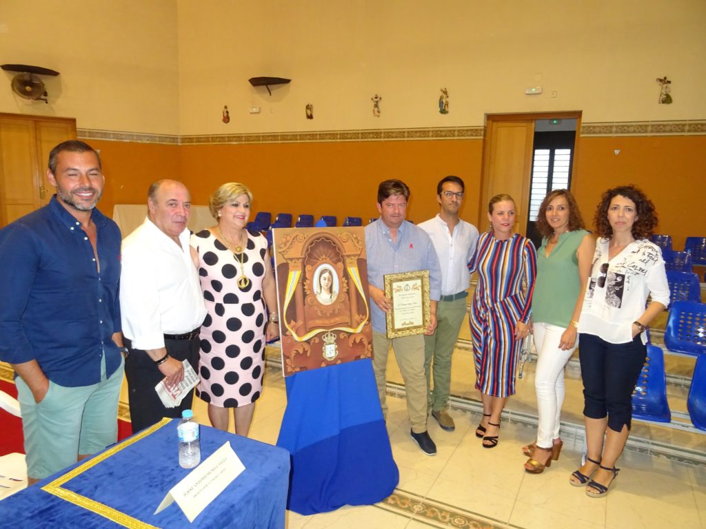 SE PRESENTA UN CARTEL QUE ANUNCIA LA CONCESIÓN DE LA MEDALLA DE LA CIUDAD A LA VIRGEN DEL MAR
