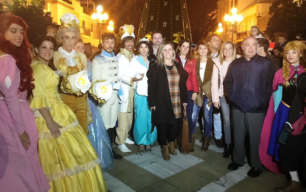 EL PASEO DE LAS FLORES SE LLENÓ DE NIÑOS Y PADRES PARA EL ENCENDIDO DEL GRAN ÁRBOL NAVIDEÑO