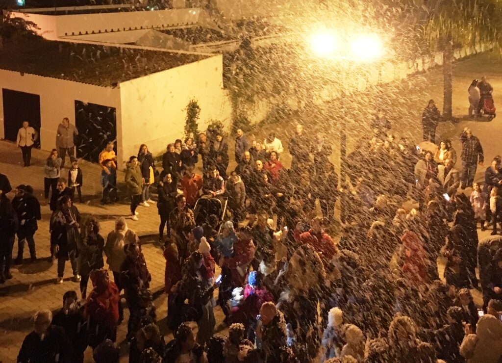 LA BARRIADA DE POZO DEL CAMINO DISFRUTA DE UNA ESPECTACULAR NEVADA EN LA PLAZA DE LA HIGUERITA