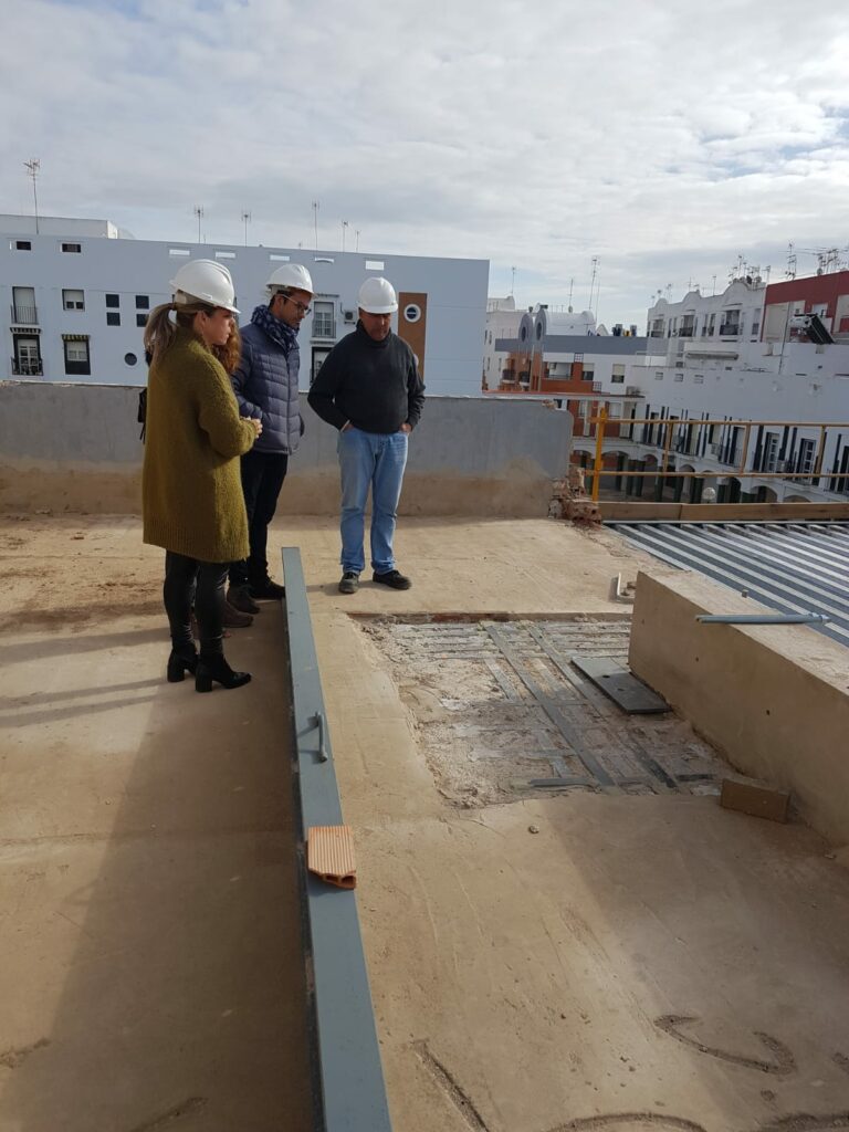La Alcaldesa de Isla Cristina, Montse Márquez, visita las obras de rehabilitación del Ayuntamiento