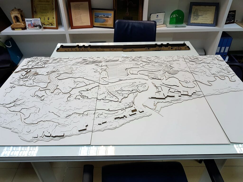 ESTUDIANTES DE ARQUITETURA DE SEVILLA DONAN UNA MAQUETA AL AYUNTAMIENTO SOBRE LAS MARISMAS DE ISLA CRISTINA