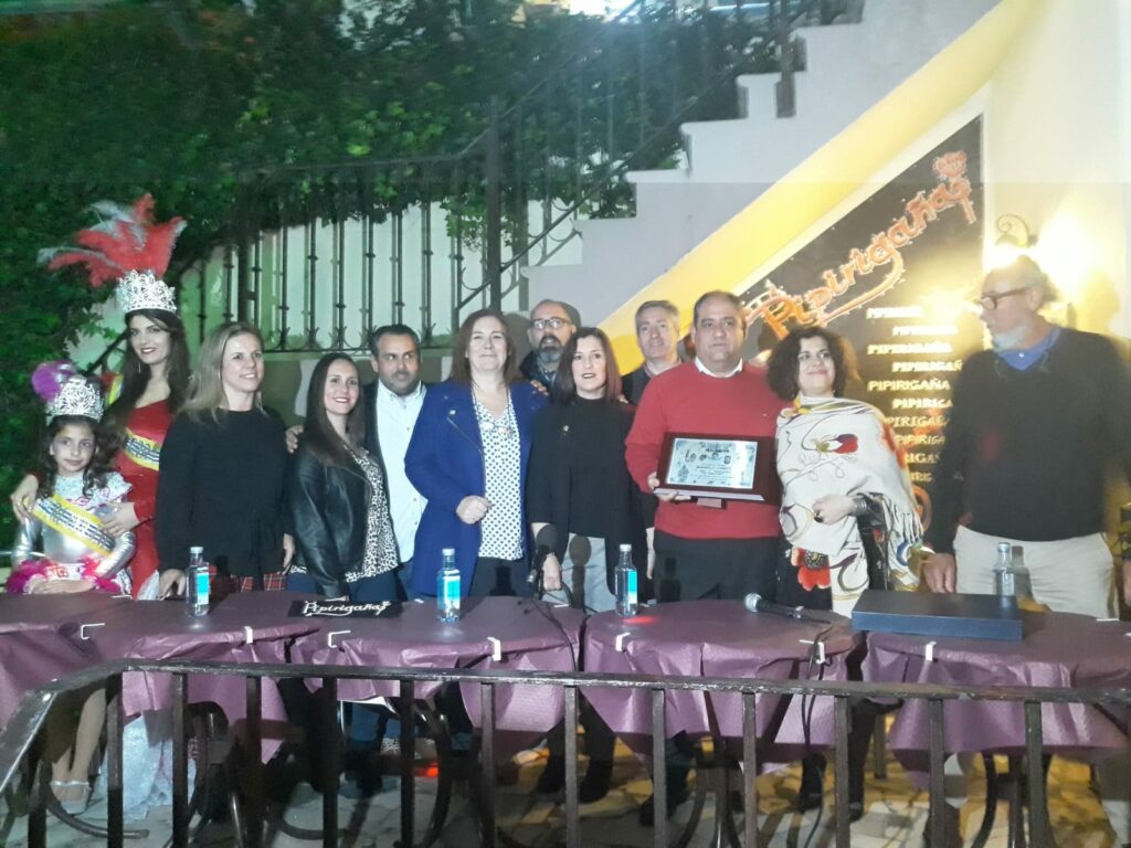 LA ENTREGA DE PREMIOS INSITITUCIONALES DEL CARNAVAL ISLEÑO SE SUMA A LOS ACTOS DE LAS PEÑAS EN UNA JORNADA REPLETA DE RECONOCIMIENTOS