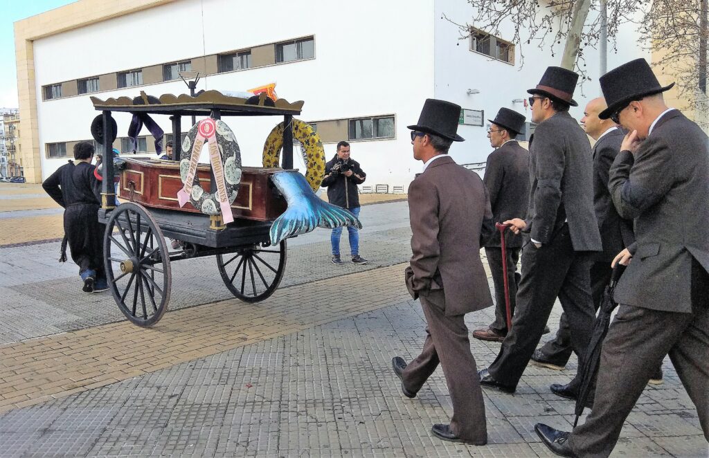 LA LLUVIA Y EL VIENTO NO IMPIDIERON EL CORTEJO FÚNEBRE DE LA SARDINA