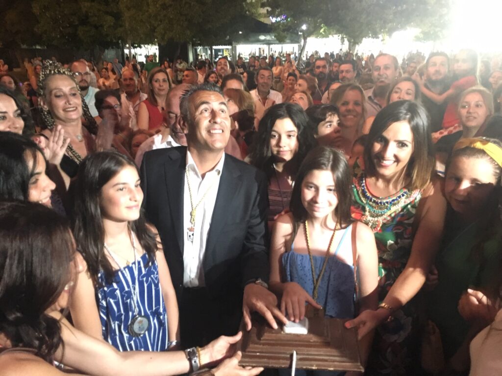 EL DESFILE DE CABEZUDOS Y EL ENCENDIDO DEL ALUMBRADO ANUNCIAN EL COMIENZO DE LAS ‘FIESTAS DEL CARMEN’ DE ISLA CRISTINA