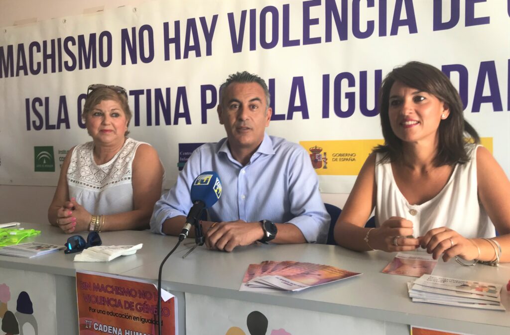 LA IV CADENA HUMANA CONTRA LA VIOLENCIA DE GÉNERO SE TRASLADA A LAS FIESTAS DE LA VIRGEN DEL MAR DE ISLA CRISTINA