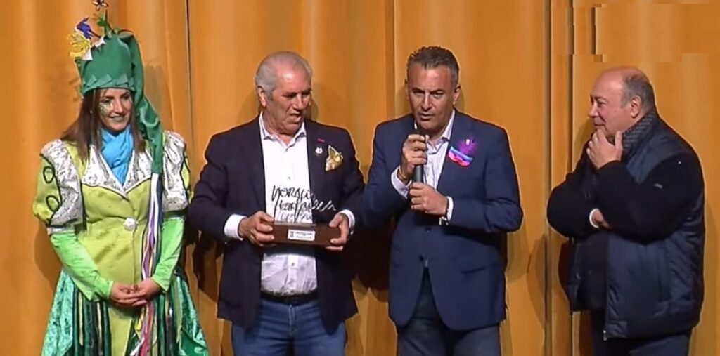 MANOLO CASADO CARRILLO, RECONOCIDO CON EL 'HORACION NOGUERA' POR SUS CINCUENTA AÑOS EN EL CARNAVAL