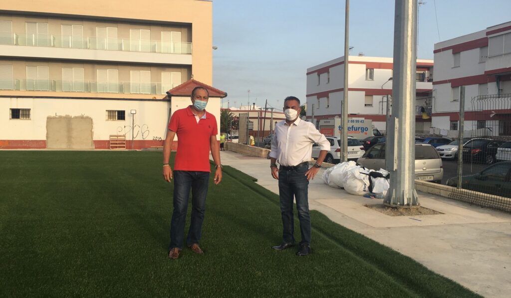 EL ALCALDE DE ISLA CRISTINA Y EL CONCEJAL DELEGADO DE DEPORTES VISITAN LAS OBRAS DEL CAMPO DE CÉSPED ARTIFICIAL DE LA PUNTA DEL CAIMÁN