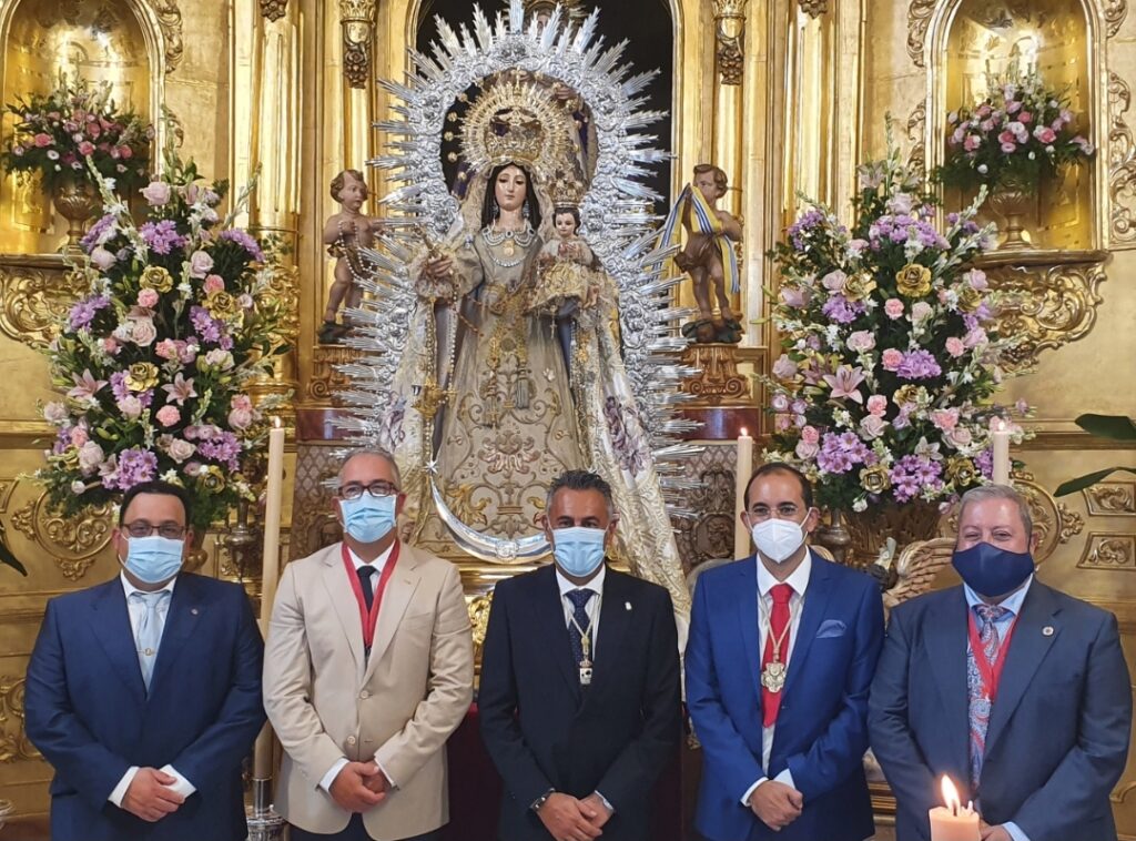 LA IMAGEN DE LA VIRGEN DEL ROSARIO, PATRONA DE ISLA CRISTINA, VUELVE A SU TEMPLO TRAS LA RESTAURACIÓN A LA QUE HA SIDO SOMETIDA