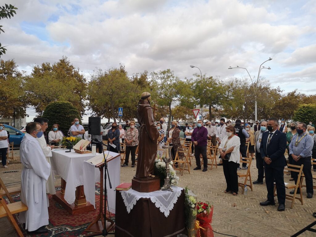 ISLA CRISTINA CELEBRA LA ONOMÁSTICA DE SAN FRANCISCO DE ASÍS CON UNA MISA DE CAMPAÑA EN LA PLAZA DE LA REPÚBLICA DOMINICANA