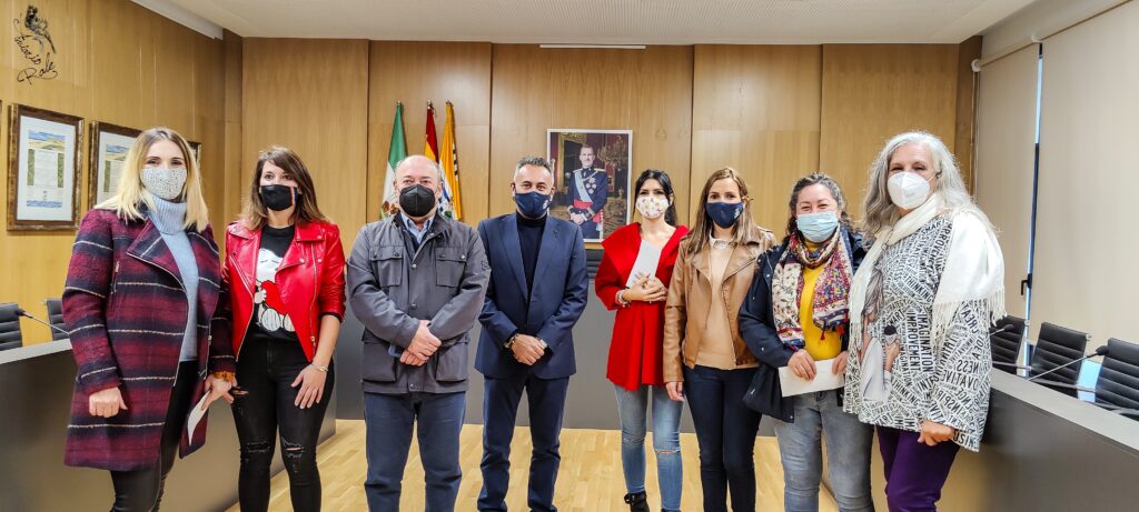 EL AYUNTAMIENTO HACE ENTREGA DE LOS PREMIOS DEL I CONCURSO DE FACHADAS NAVIDEÑAS