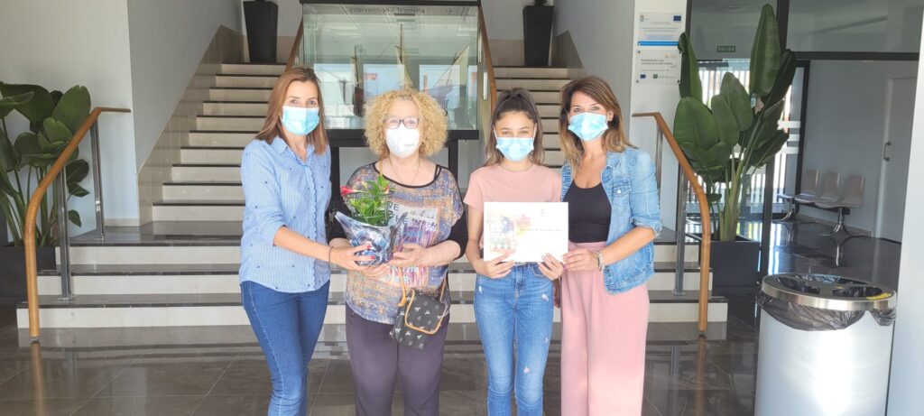 EL AYUNTAMIENTO RECONOCE A DOS ISLEÑAS POR SU PARTICIPACIÓN EN EL I CONCURSO DE FACHADAS DE CARA A LA FESTIVIDAD DE LAS CRUCES DE MAYO