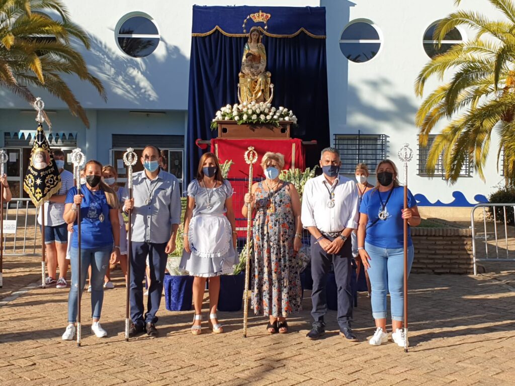 LAS ISLEÑAS Y LOS ISLEÑOS OFRENDAN MILES DE NARDOS A LA VIRGEN DEL MAR