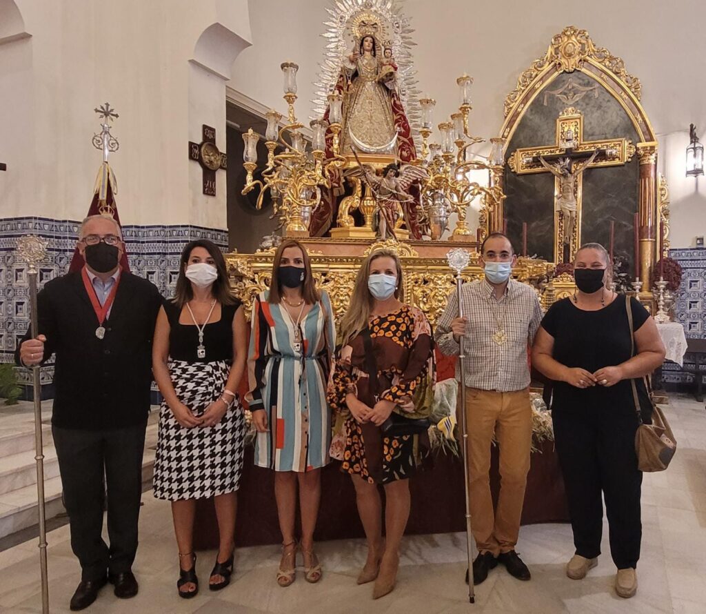 NUMEROSOS FIELES Y DEVOTOS DEPOSITAN NARDOS ANTE EL PASO DE LA VIRGEN DEL ROSARIO