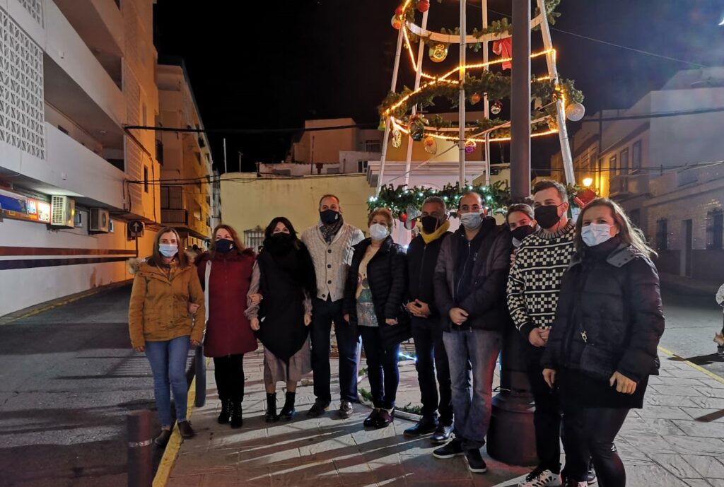 LA BARRIADA ISLEÑA DE LA PUNTA DEL CAIMÁN YA LUCE SU ÁRBOL NAVIDEÑO