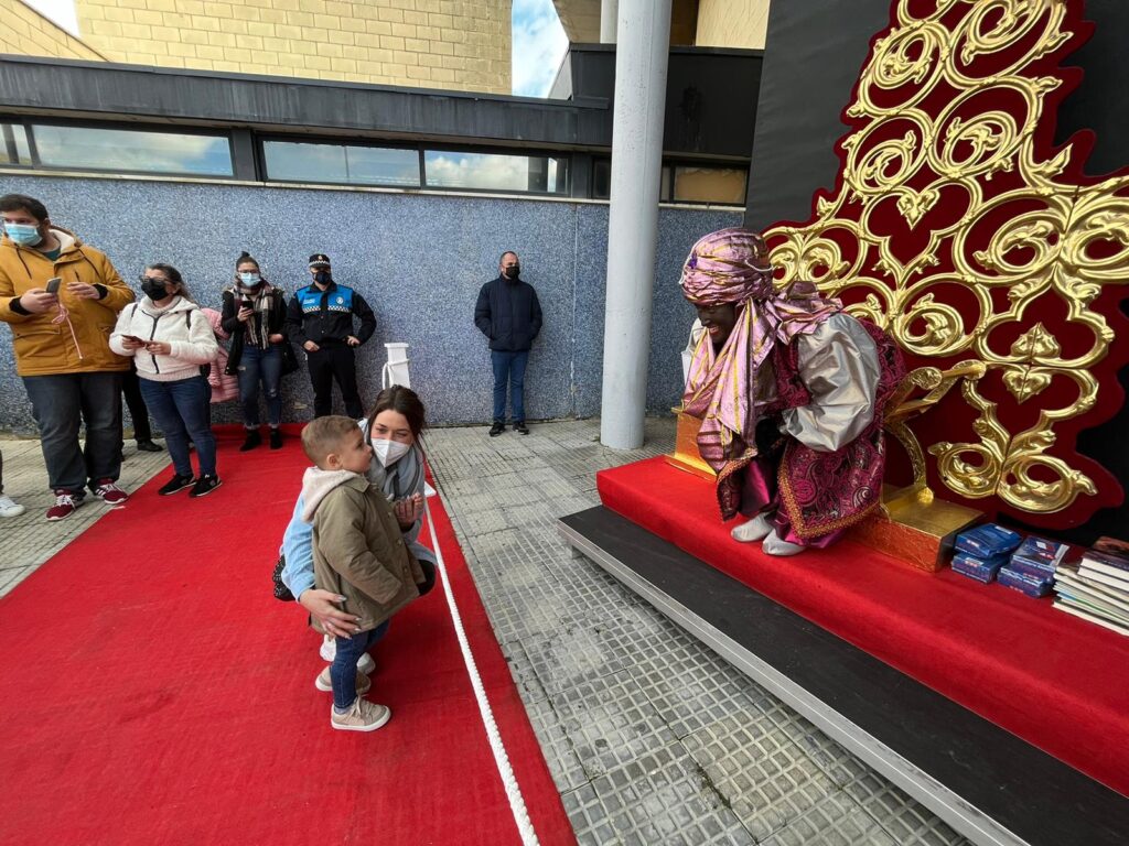 LAS NIÑAS Y NIÑOS ISLEÑOS ENTREGAN SUS CARTAS A LOS MAGOS DE ORIENTE
