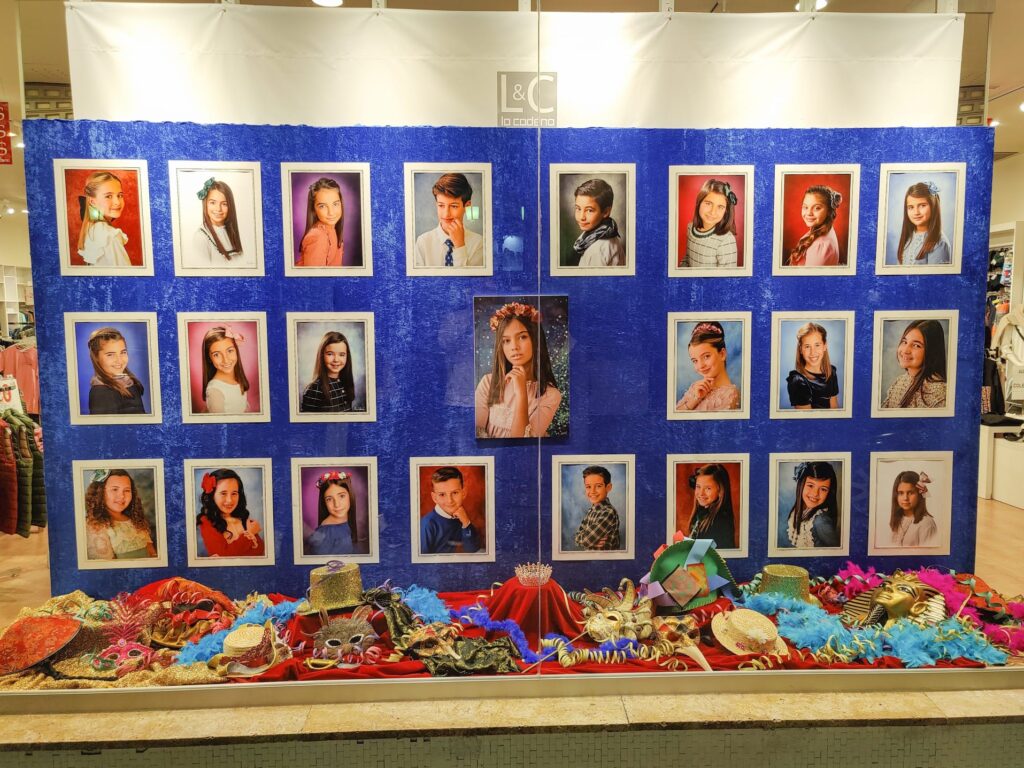 INAUGURADO EL ESCAPARATE CON LAS FOTOS DE LA CORTE INFANTIL DE CARNAVAL DE ISLA CRISTINA 2022