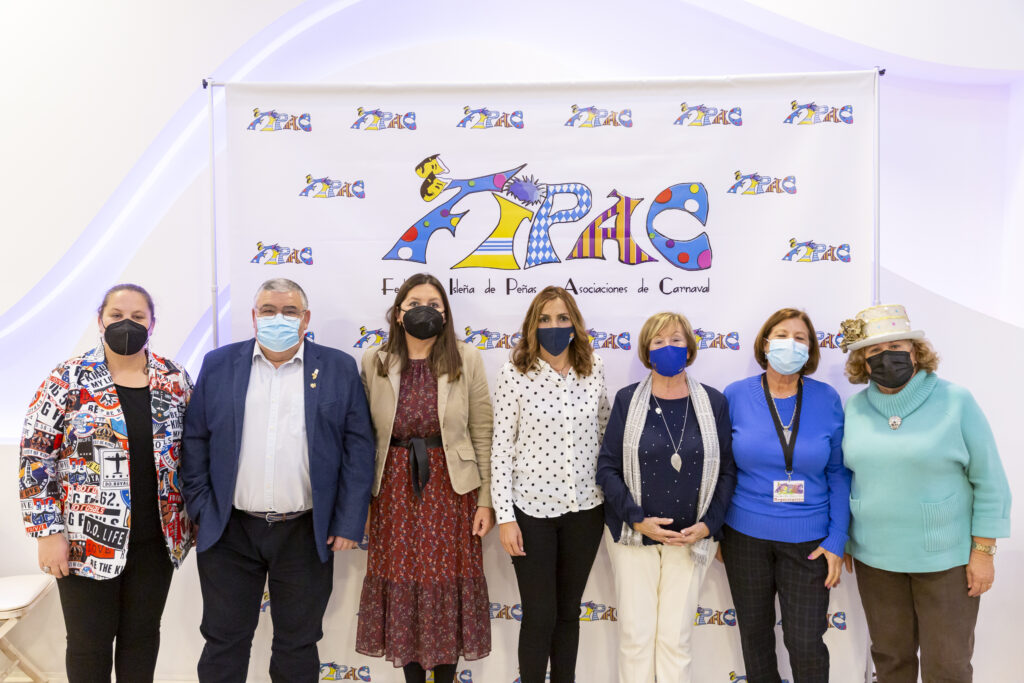 LA FEDERACIÓN ISLEÑA DE PEÑAS Y ASOCIACIONES DE CARNAVAL, FIPAC, ENTREGA SU MÁXIMO GALARDÓN EL PREMIO 'PATITAS' A JOSÉ MANUEL ESCOBAR