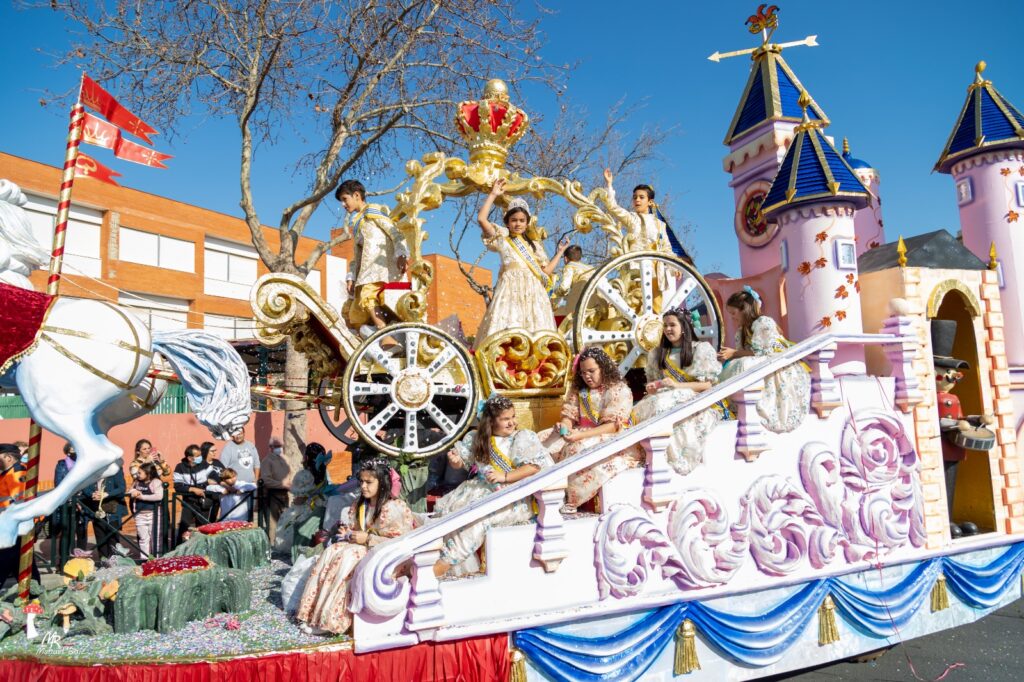 LA GRAN CABALGATA DE DISFRACES LLENA DE COLOR ISLA CRISTINA ANUNCIANDO EL CARNAVAL DE CALLE