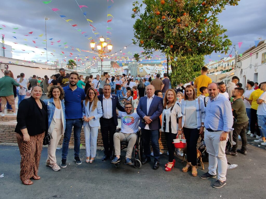 EL ENCENDIDO DEL ALUMBRADO MARCA EL COMIENZO DE LAS FIESTAS EN HONOR A MARÍA AUXILIADORA EN POZO DEL CAMINO