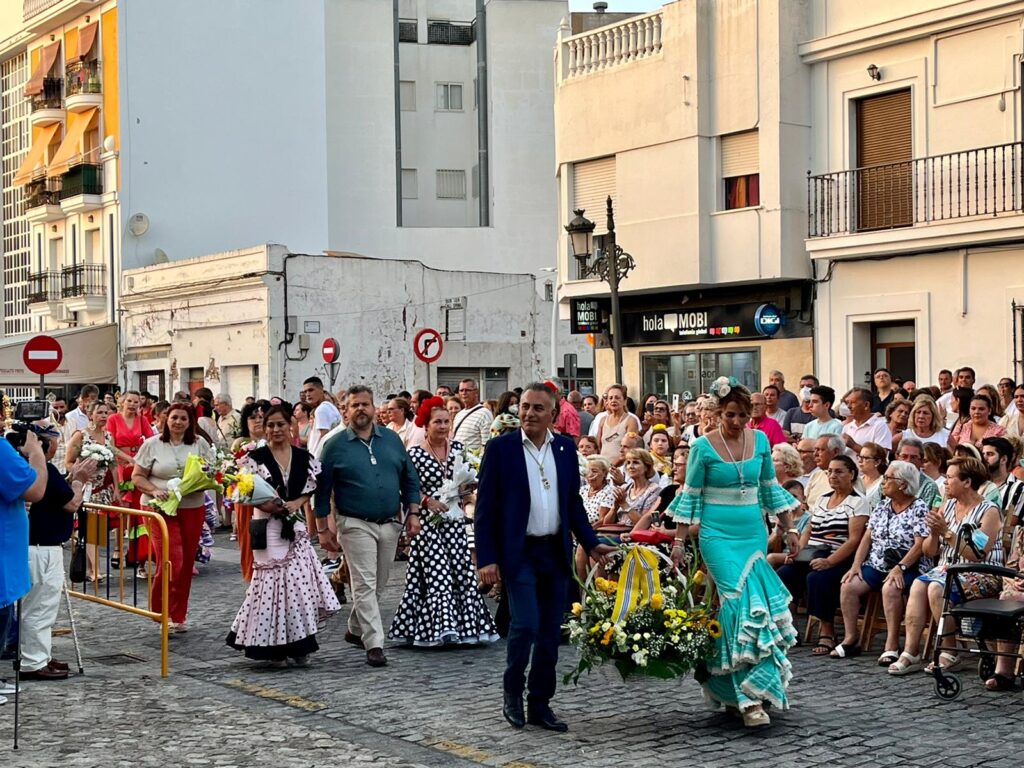 CIENTOS DE ISLEÑOS E ISLEÑAS OFRENDAN FLORES A LA PATRONA DE LOS MARINEROS