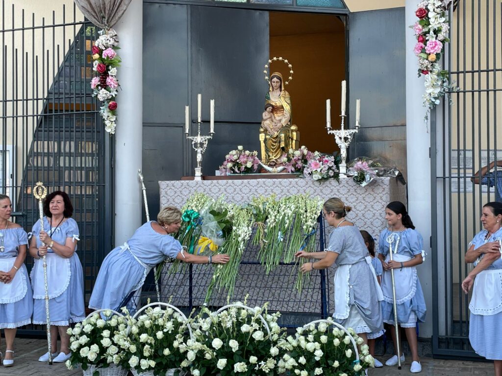 LA BARRIADA DE PUNTA DEL CAIMÁN DISFRUTA DE LA OFRENDA FLORAL A SU PATRONA EN LA QUE PARTICIPAN CIENTOS DE ISLEÑOS