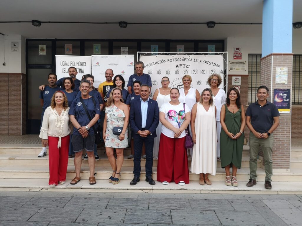 LA ‘NOCHE DE LUZ’ LLENÓ EL CENTRO DE ISLA CRISTINA DE PÚBLICO Y ACTIVIDADES PARA DINAMIZAR Y FOMENTAR LAS COMPRAS EN EL COMERCIO LOCAL