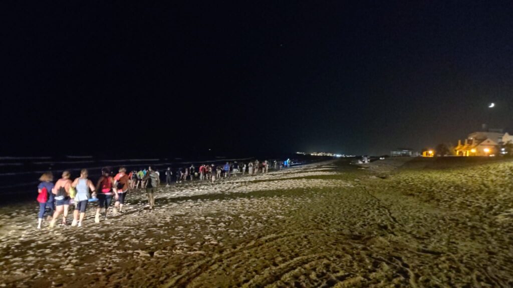 MÁS DE UN CENTENAR DE PERSONAS DE TODAS LAS EDADES PERSONAS PARTICIPAN EN LA V RUTA DE SENDERISMO NOCTURNO ‘PLAYAS DE ISLA CRISTINA’