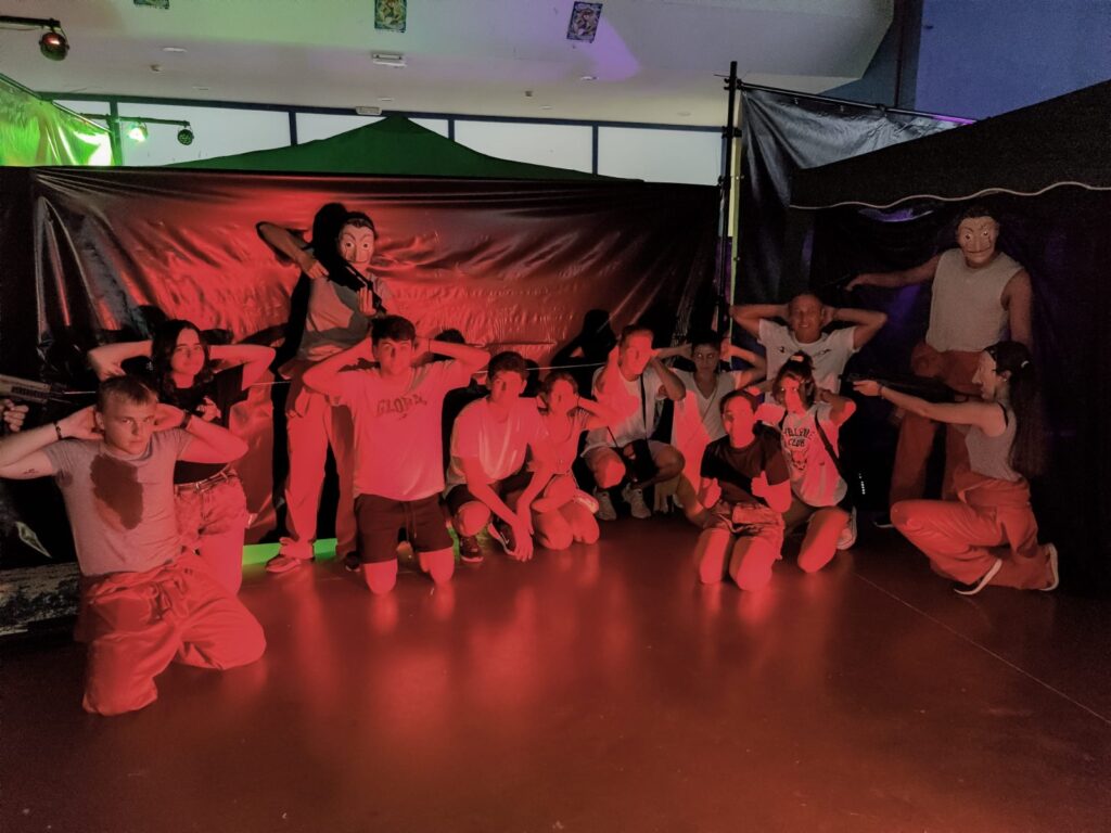 MÁS DE TRESCIENTOS PARTICIPANTES SE CONGREGAN EN EL 'BELLA CIAO SCAPE ROOM DINÁMICO