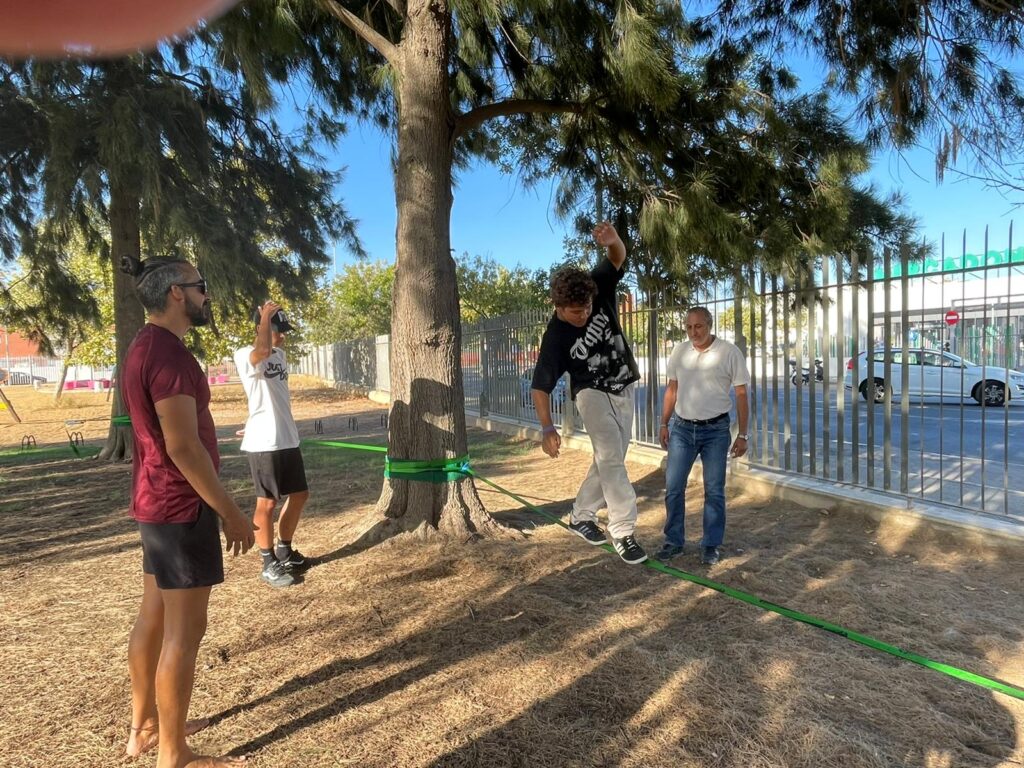 MÁS DE UNA DECENA DE JÓVENES HAN PARTICIPADO EN EL TALLER DE SLACKLINE CONVOCADO POR LA DELEGACIÓN MUNICIPAL DE JUVENTUD