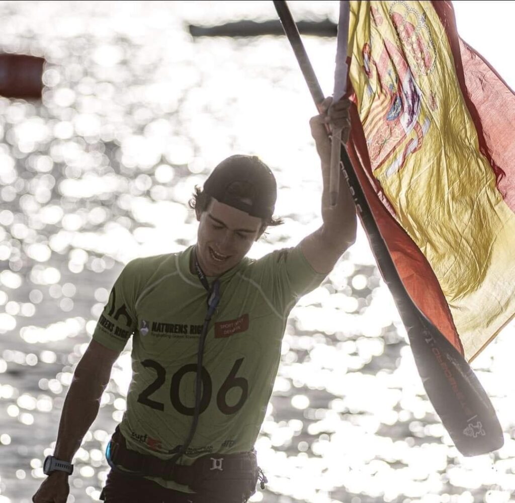 EL AYUNTAMIENTO ISLEÑO FELICITA A AUGUSTO GARCÍA JR. POR LA PLATA Y EL BRONCE  EN EL EUROPEO DE PADDLE SURF