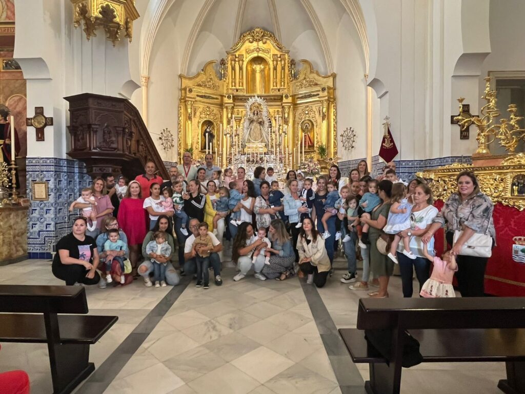 LOS PEQUEÑOS ISLEÑOS OFRENDAN NARDOS A LA PATRONA DE ISLA CRISTINA, LA VIRGEN DEL ROSARIO