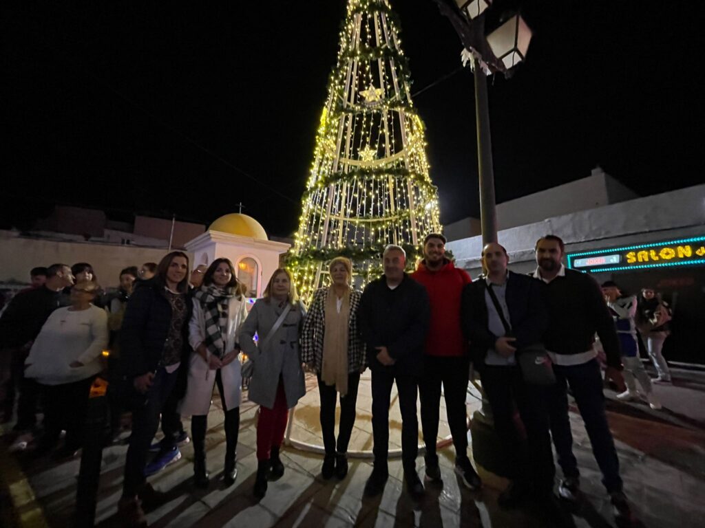 AL SON DE VILLANCICOS Y CON LA TRADICIONAL DEGUSTACIÓN DE PESTIÑOS Y ROSCOS, LA PUNTA DEL CAIMÁN ENCIENDE SU ÁRBOL NAVIDEÑO