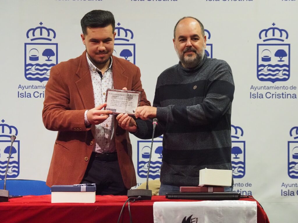 EL ANTIFAZ CARNAVALERO PREMIA AL CENTENARIO PERIÓDICO “LA HIGUERITA” POR LA DIFUSIÓN DE LA FIESTA ISLEÑA POR EXCELENCIA
