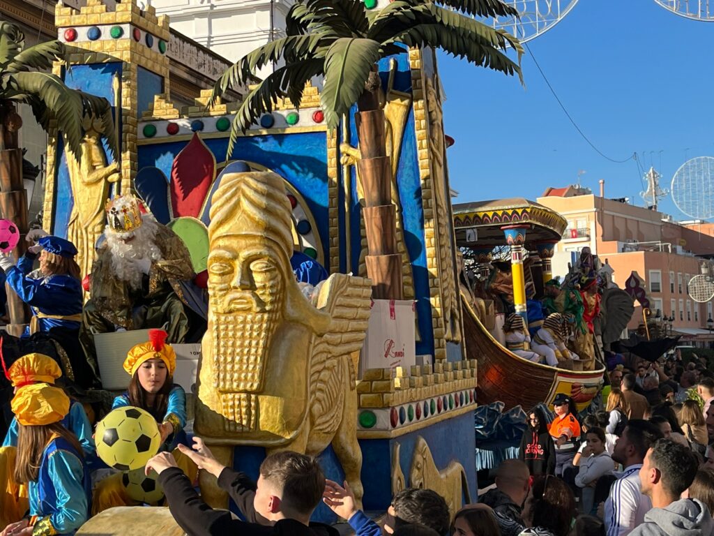 LA CABALGATA DE REYES CUMPLE CIEN AÑOS REPARTIENDO MILES DE CARAMELOS E ILUSIÓN ENTRE LOS NIÑOS Y NIÑAS DE ISLA CRISTINA