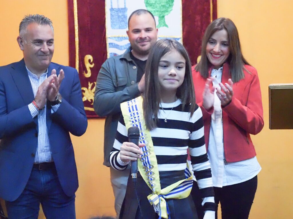 LA REINA DE LOS CARNAVALES 2022 YA LUCE EN LAS PAREDES DE LA PEÑA CARNAVALERA LOS CHULAPOS, JUNTO A SUS ANTECESORAS