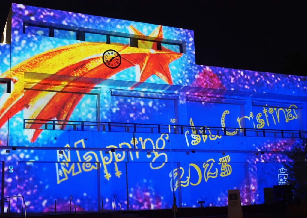 LA FACHADA DEL AYUNTAMIENTO SE LLENA DE LUZ Y COLOR PARA ANIMAR AL CONSUMO EN EL COMERCIO LOCAL ESTAS NAVIDADES