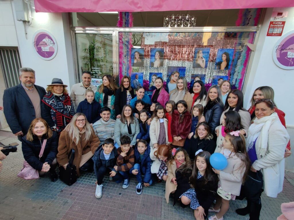 PRESENTADOS LOS ESCAPARATES CON LAS FOTOS DE LAS REINAS Y LAS CORTES DE HONOR DEL CARNAVAL DE ISLA CRISTINA 2023