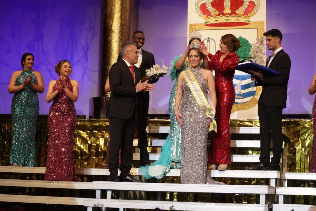 LAS REINAS DEL CARNAVAL DE ISLA CRISTINA 2023, EVA RODRÍGUEZ Y LA PEQUEÑA DIANA SOTO, YA LUCEN SUS RESPECTIVAS CORONAS