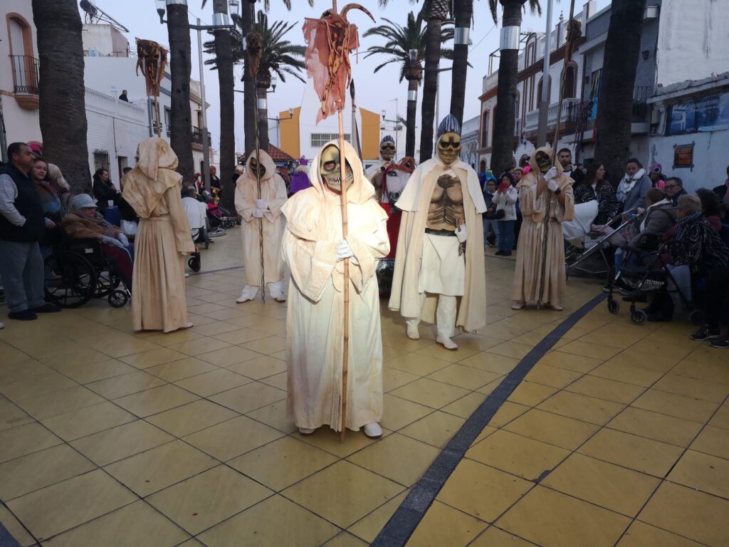 ISLA CRISTINA DISFRUTÓ DEL MIÉRCOLES DE CENIZA CON VISTOSOS DESFILES DE VIUDAS LLORONAS Y LA QUEMA DE LA SARDINA