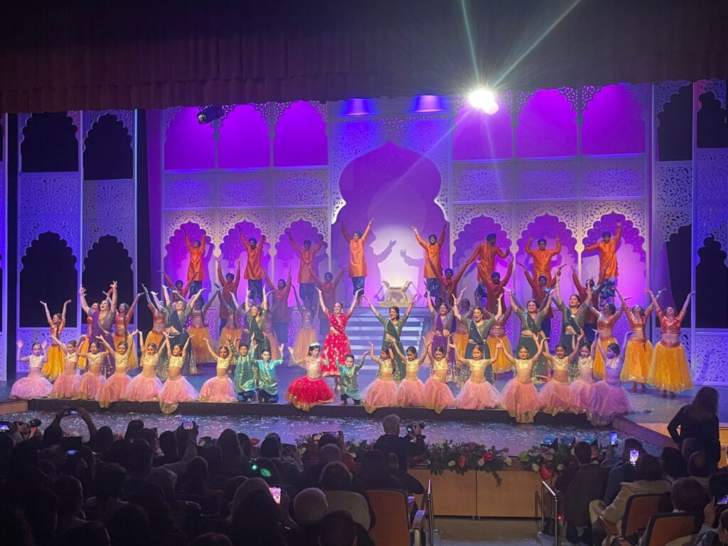 ESPECTACULAR SHOW PROTAGONIZADO POR LAS REINAS DEL CARNAVAL Y SUS CORTES DE HONOR DEDICADO A BOLLYWOOD