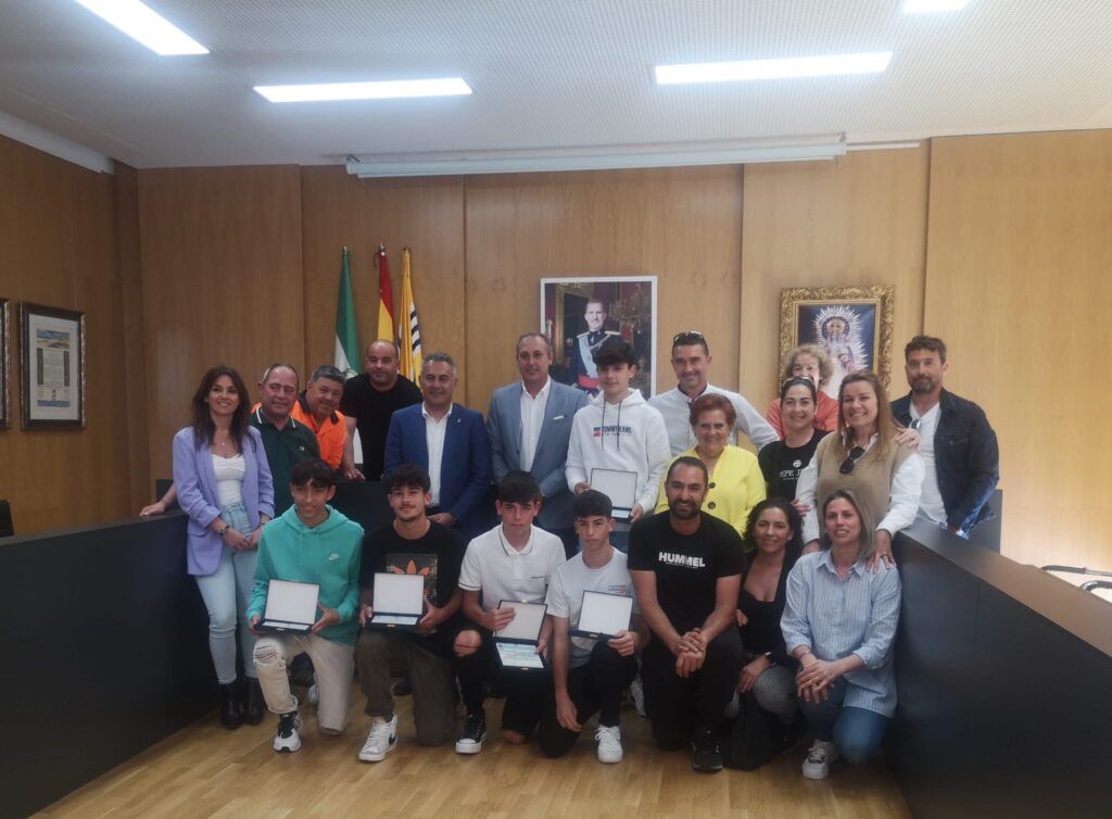EL AYUNTAMIENTO RECIBE A LOS JUGADORES ISLEÑOS QUE PARTICIPARON EN EL CAMPEONATO ANDALUZ DE SELECCIONES PROVINCIALES