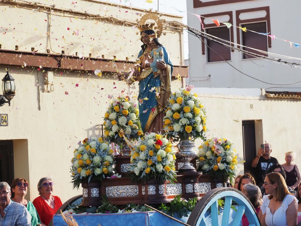 MARÍA AUXILIADORA RECORRE SU BARRIADA PONIENDO PUNTO Y FINAL A LAS FIESTAS EN SU HONOR