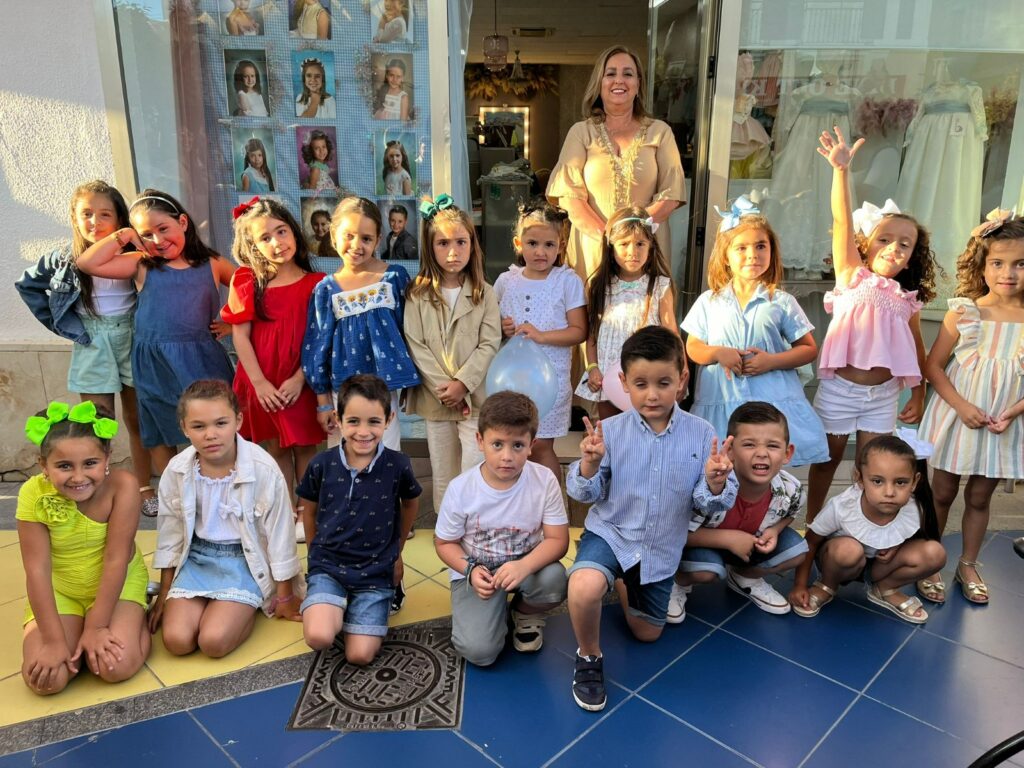 PRESENTADOS LOS ESCAPARATES CON LAS FOTOS DE LAS CORTES DE HONOR DE LAS FIESTAS DE MARÍA AUXILIADORA DE POZO DEL CAMINO