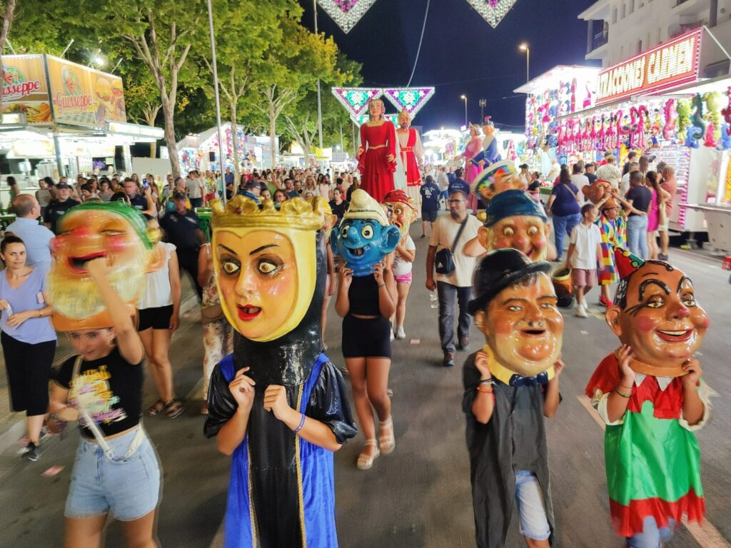 EL DESFILE DE CABEZUDOS Y EL ENCENDIDO DEL ALUMBRADO ANUNCIAN EL COMIENZO DE LAS “FIESTAS DEL CARMEN” EN ISLA CRISTINA