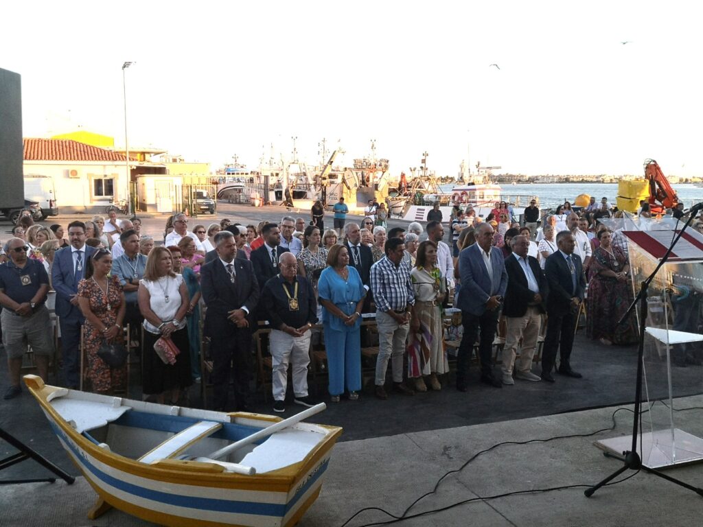 EL SECTOR PESQUERO ISLEÑO CELEBRA SU TRADICIONAL MISA DE ACCIÓN DE GRACIAS A LA VIRGEN DEL CARMEN EN LA LONJA