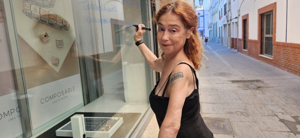 LOS VERSOS ANIDAN EN LOS ESCAPARATES DE LOS COMERCIOS DEL CENTRO DE ISLA CRISTINA