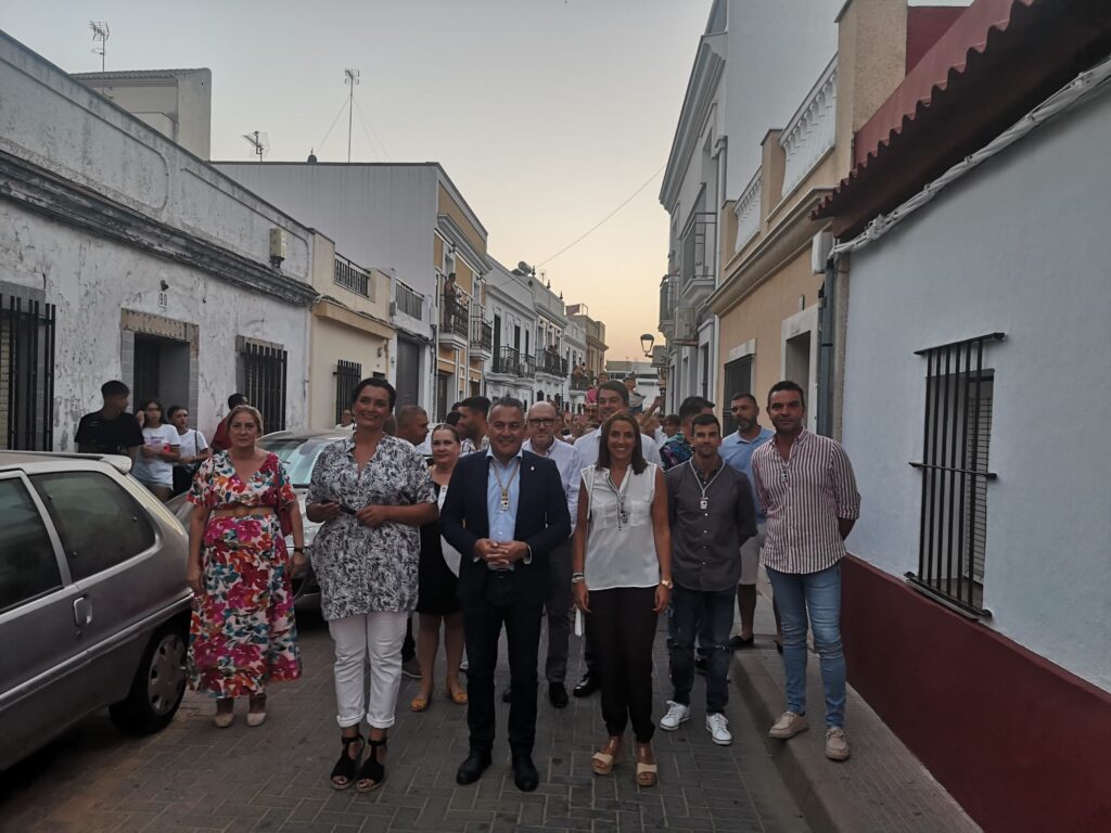 EL DESFILE DE GIGANTES Y CABEZUDOS Y EL ENCENDIDO DEL ALUMBRADO ANUNCIAN EL COMIENZO DE LAS FIESTAS EN HONOR A SAN FRANCISCO DE ASÍS