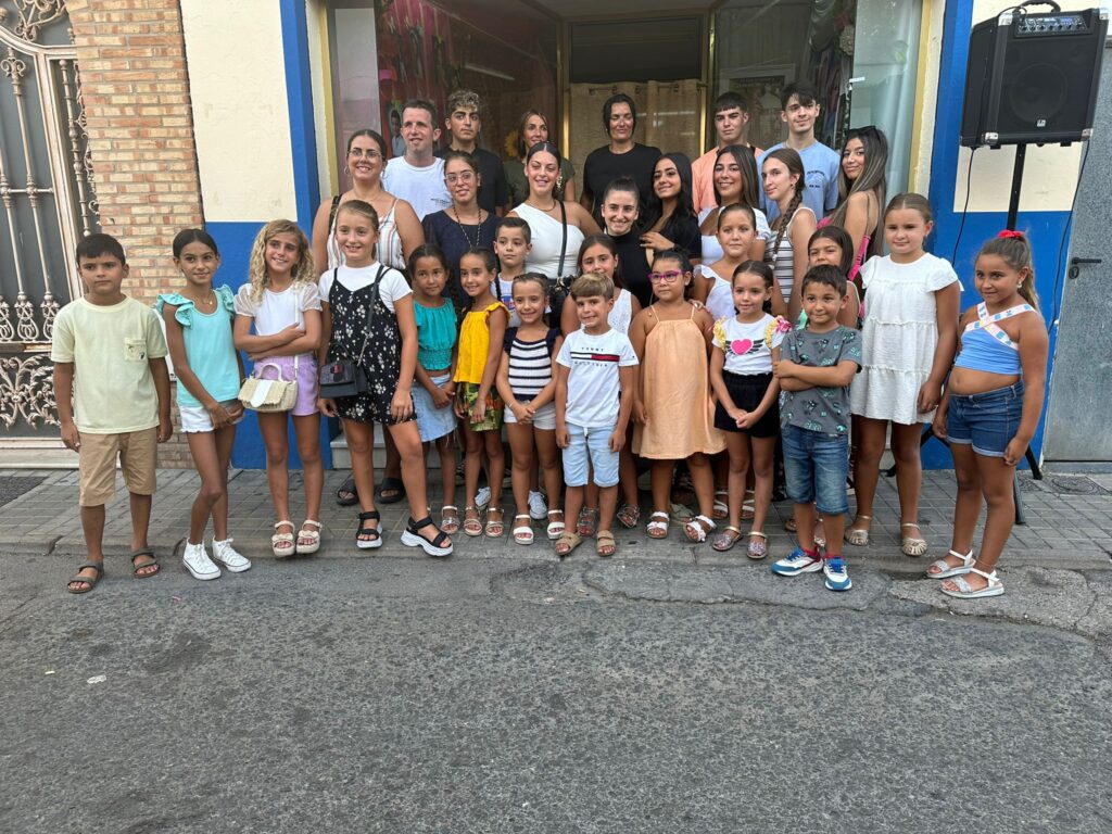 PRESENTADOS LOS ESCAPARATES CON LAS FOTOS DE LAS CORTES DE HONOR DE LAS FIESTAS EN HONOR A SAN FRANCISCO