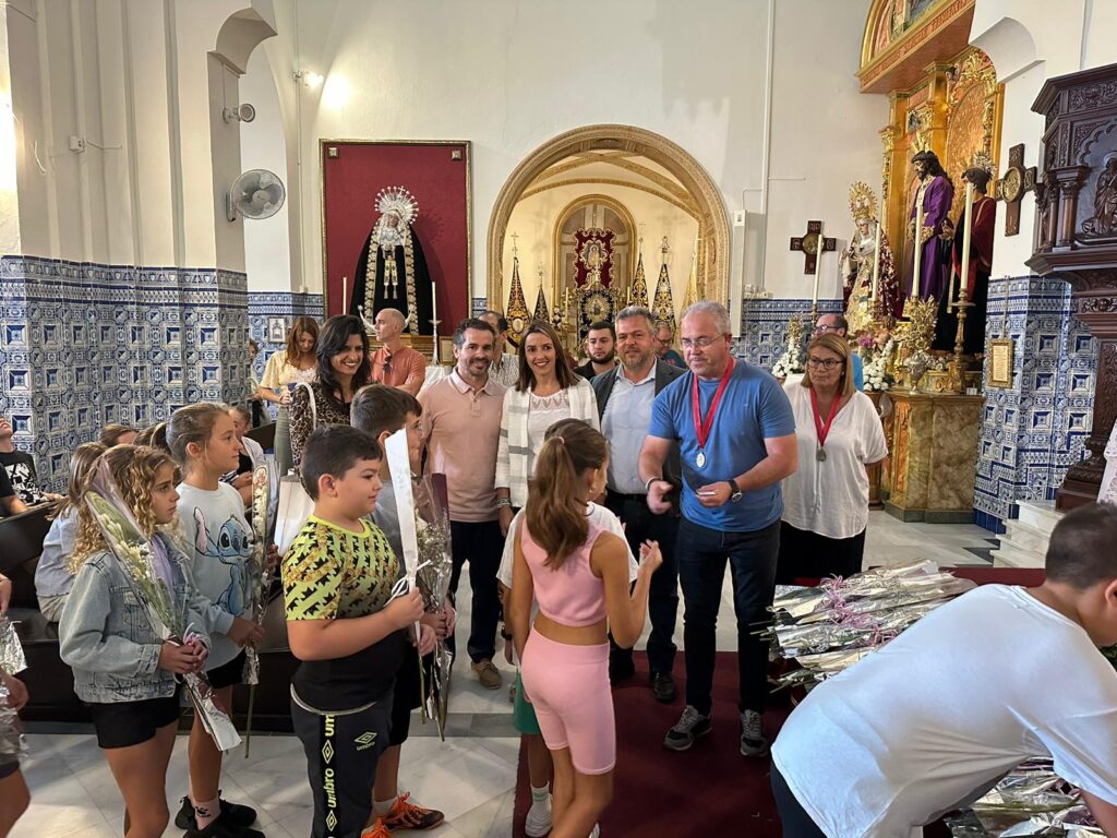 LOS PEQUEÑOS ISLEÑOS OFRENDAN NARDOS A LA PATRONA DE ISLA CRISTINA, LA VIRGEN DEL ROSARIO