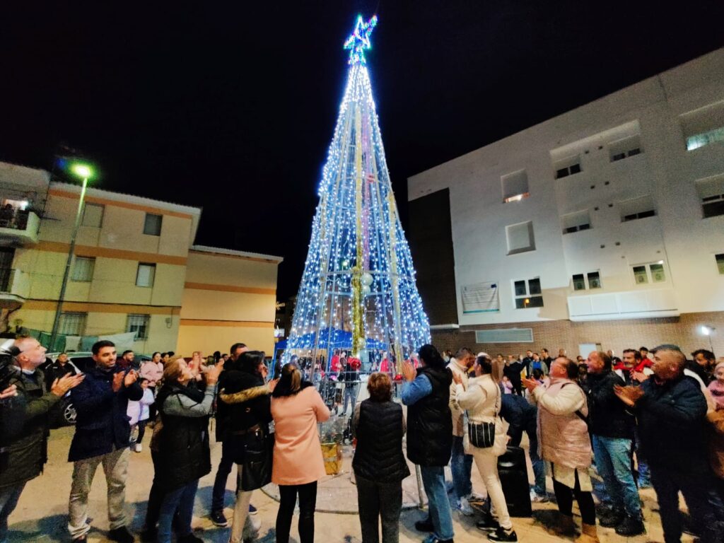 LA BARRIADA DE SAN FRANCISCO DE ASÍS YA LUCE SU ÁRBOL NAVIDEÑO